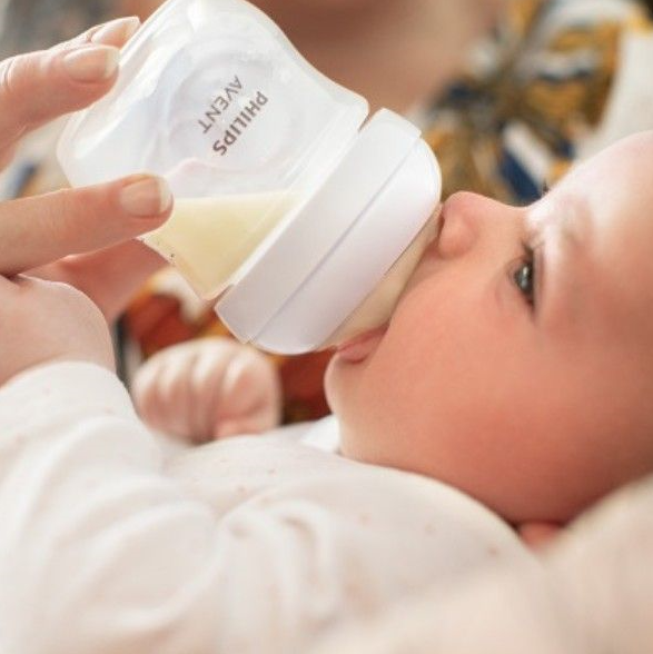 A baby drinking its milk in Bottles and Nipples from Philips