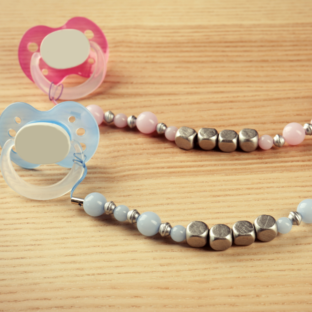 A photo of the pacifier and its clip accessories 